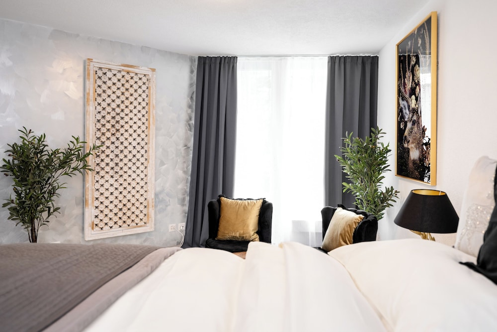DELUXE, STUDIO, SUITE