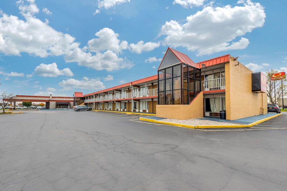 Super 8 by Wyndham Perrysburg - Toledo 1/28