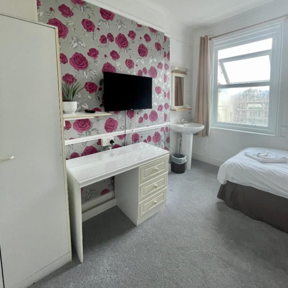 OYO The Lodge Bournemouth 25/47