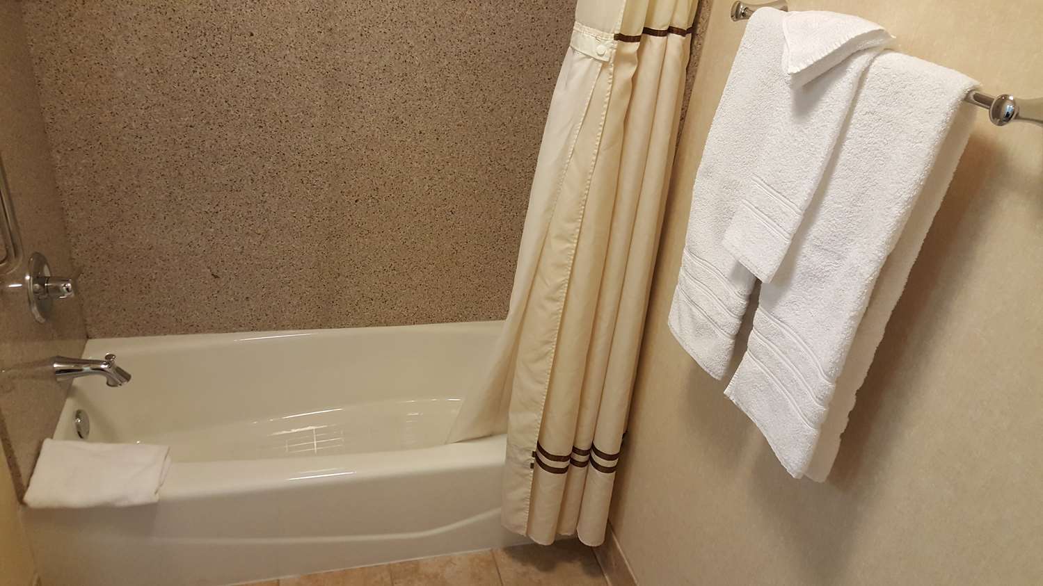 غرفة بسريرين كوين، Best Western San Dimas Hotel & Suites 3/4