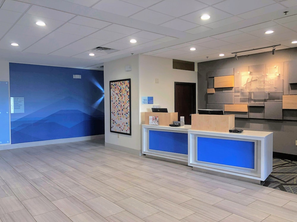 Holiday Inn Express Suites Hearne 7/49