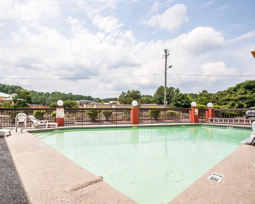 Econo Lodge Inn & Suites Tuscaloosa I-20 16/37