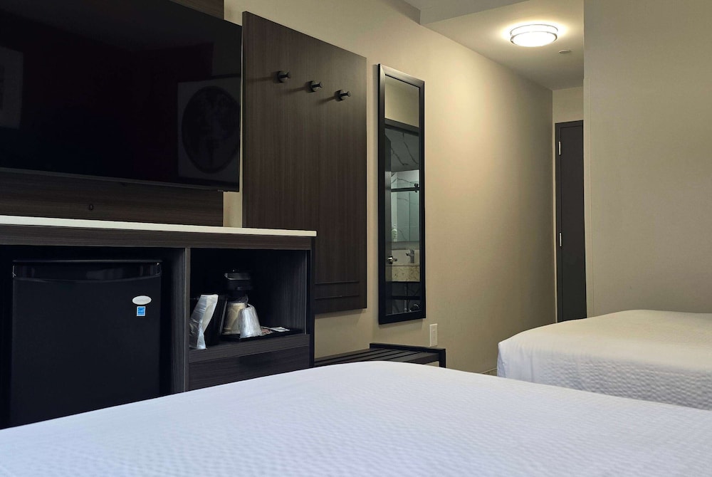غرفة بسريرين مزدوجين، Ramada by Wyndham Brooklyn Empire Blvd 4/8