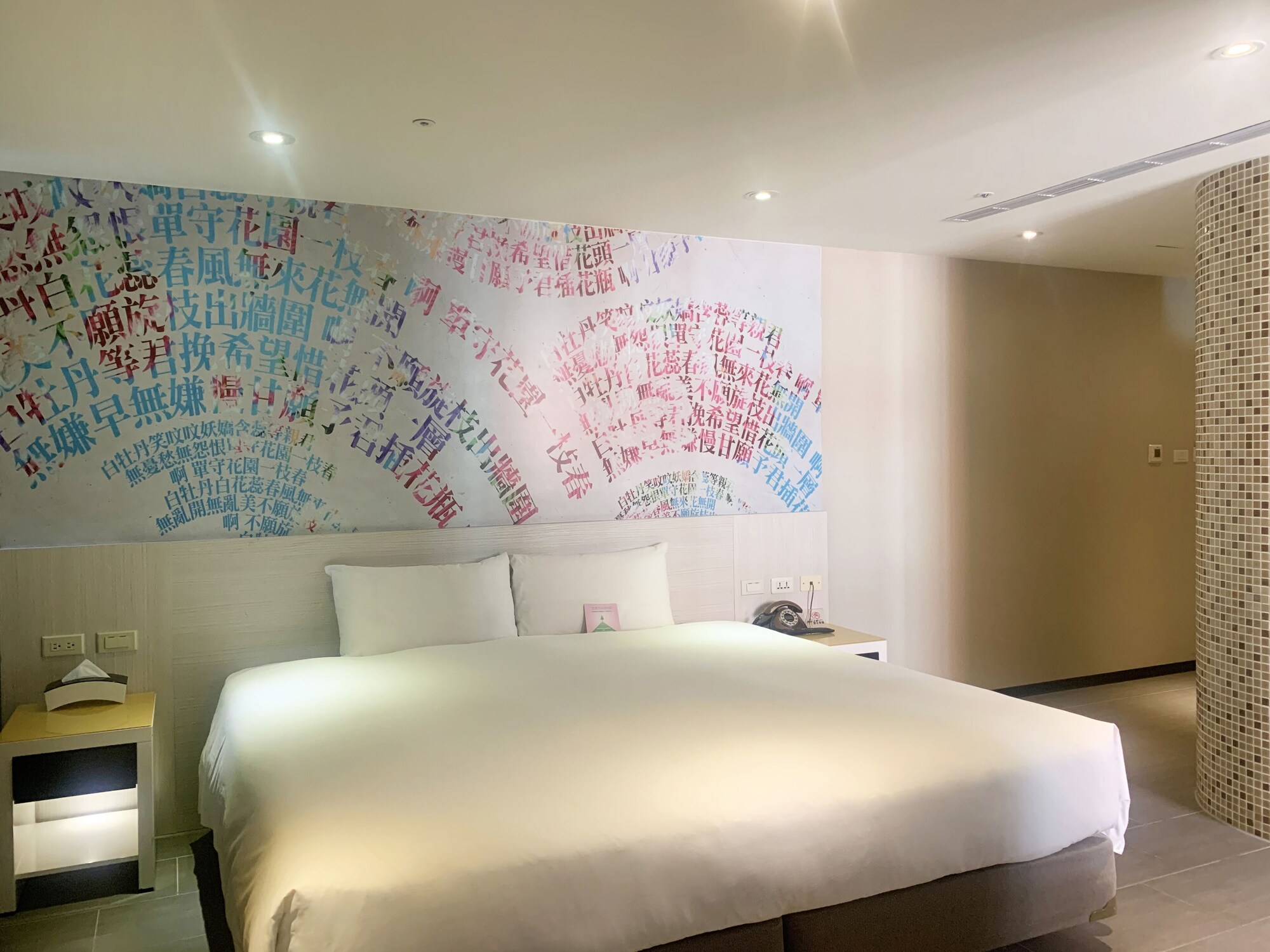DELUXE, KING BED