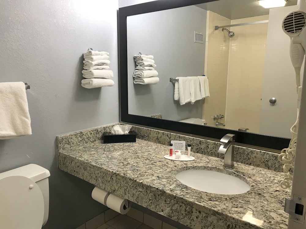 Days Inn By Wyndham Livonia - Detroit 35/59