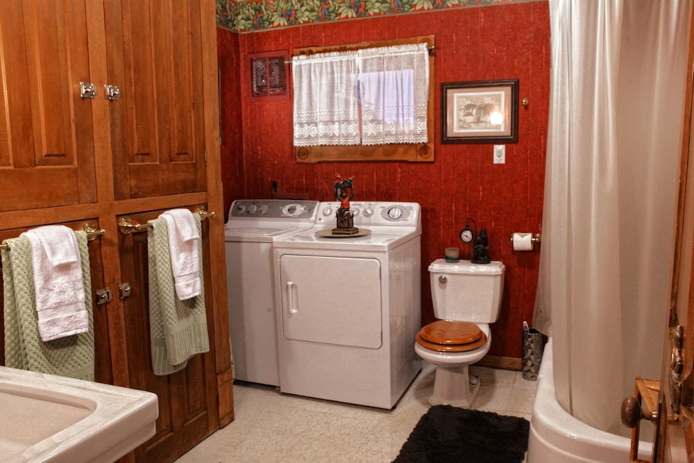 The Queen, A Victorian Bed and Breakfast 20/74