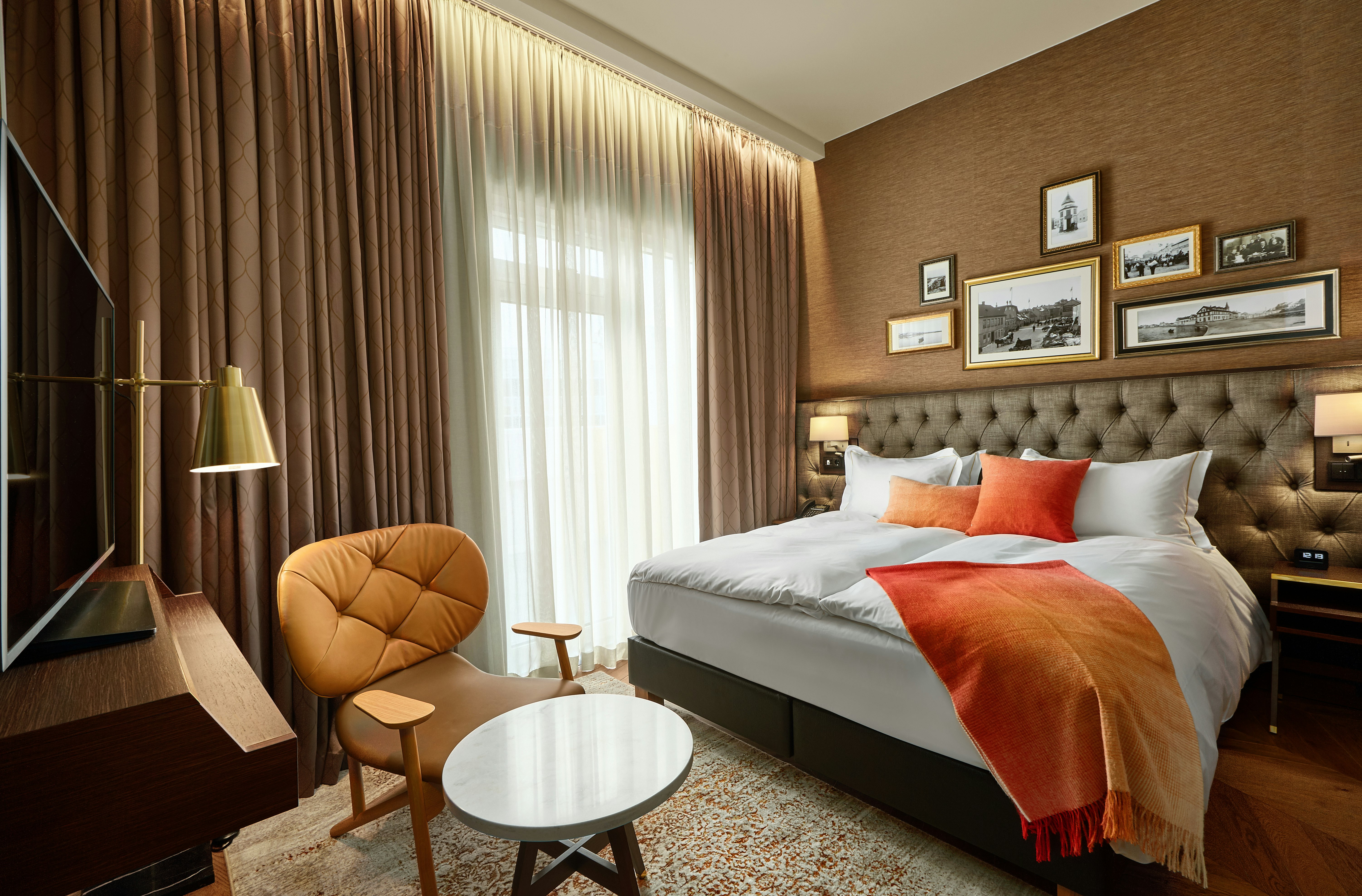 DELUXE, QUEEN BED