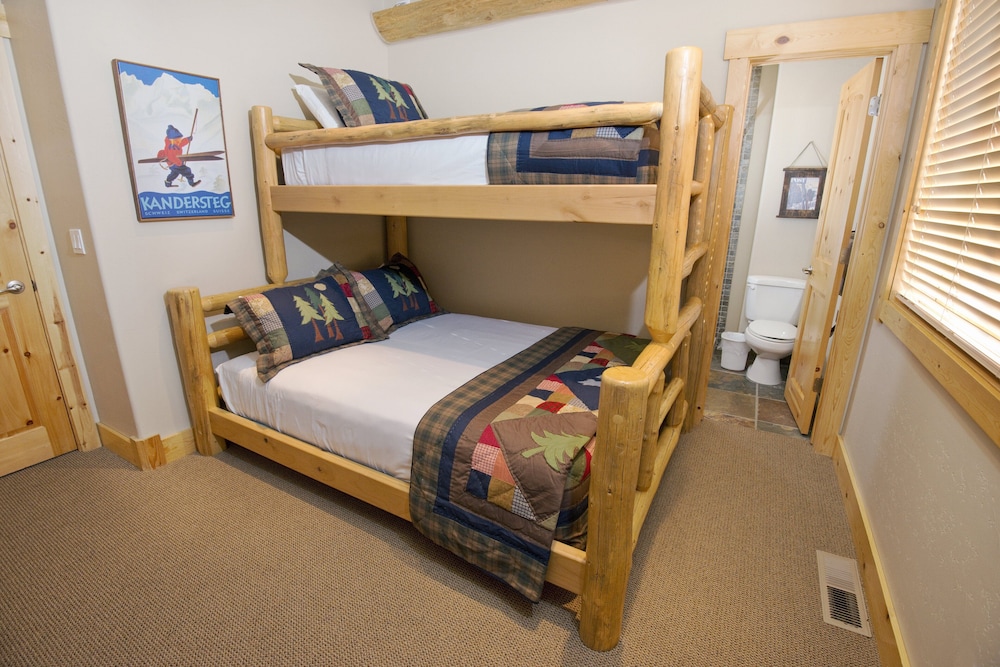 2 Bedrooms, 1 Queen and 1 Single Bed, Sofa
