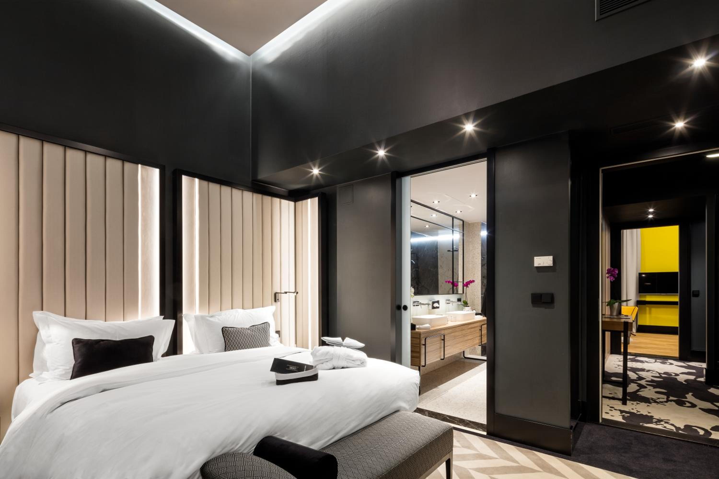 Kafka, Suite, King Bed, City View, Sofa