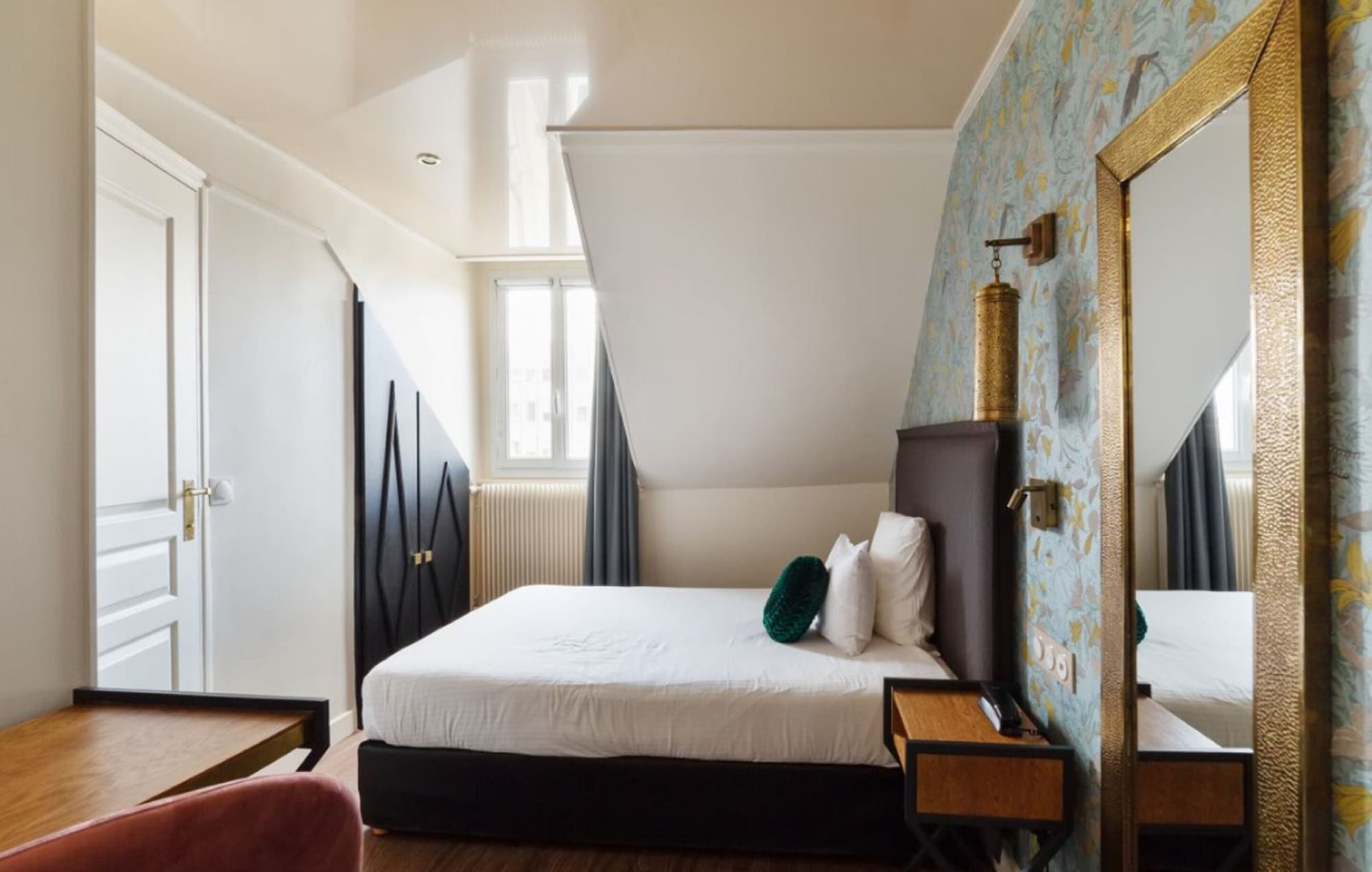 ROOM, SINGLE