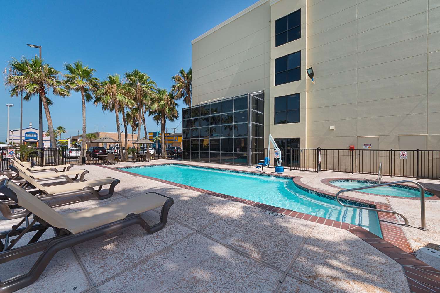 Comfort Suites Beachside 23/44