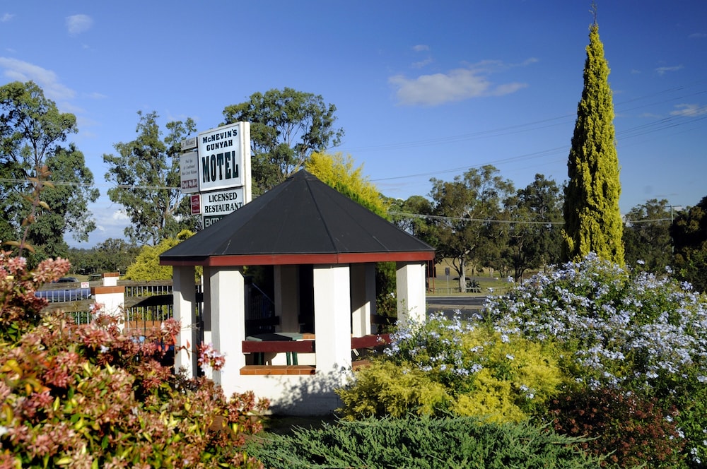 MCNEVIN'S WARWICK MOTEL 60/64