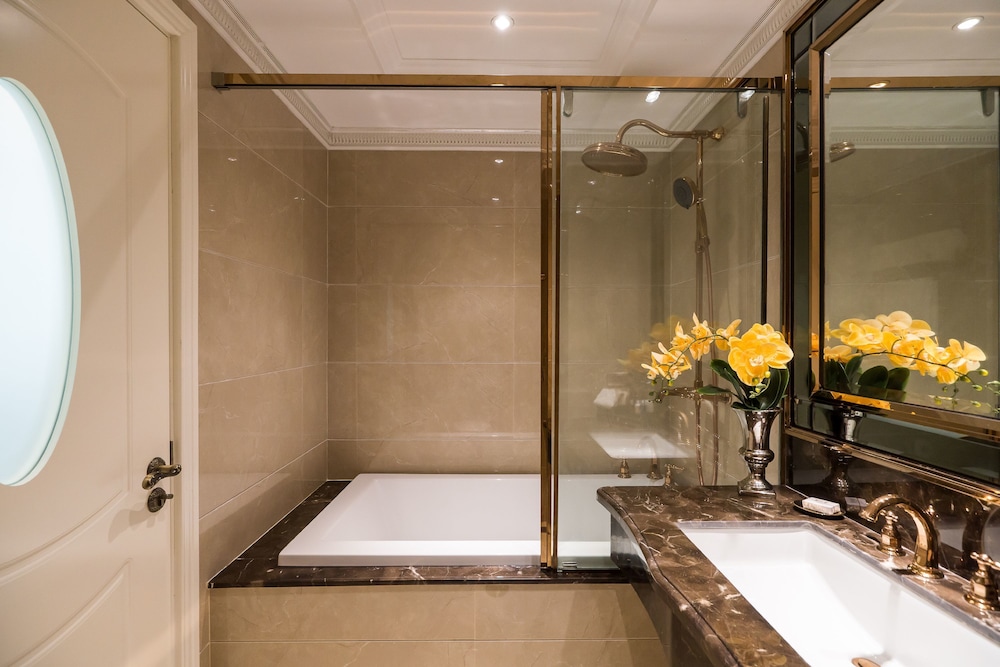 Deluxe, King Bed, Pool Access 3/3