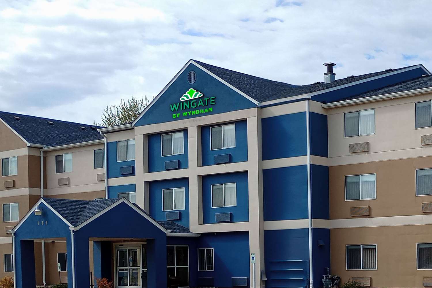Best Western Plus Paper Valley Hotel 1/18