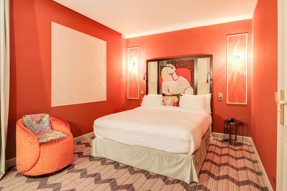 Mom Art Hotel 27/71