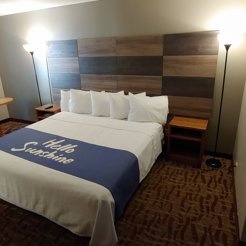 Days Inn By Wyndham West-Eau Claire 5/24