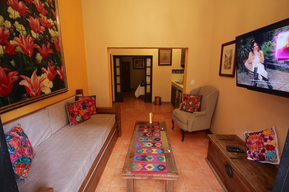Casa Mia Suites 48/72