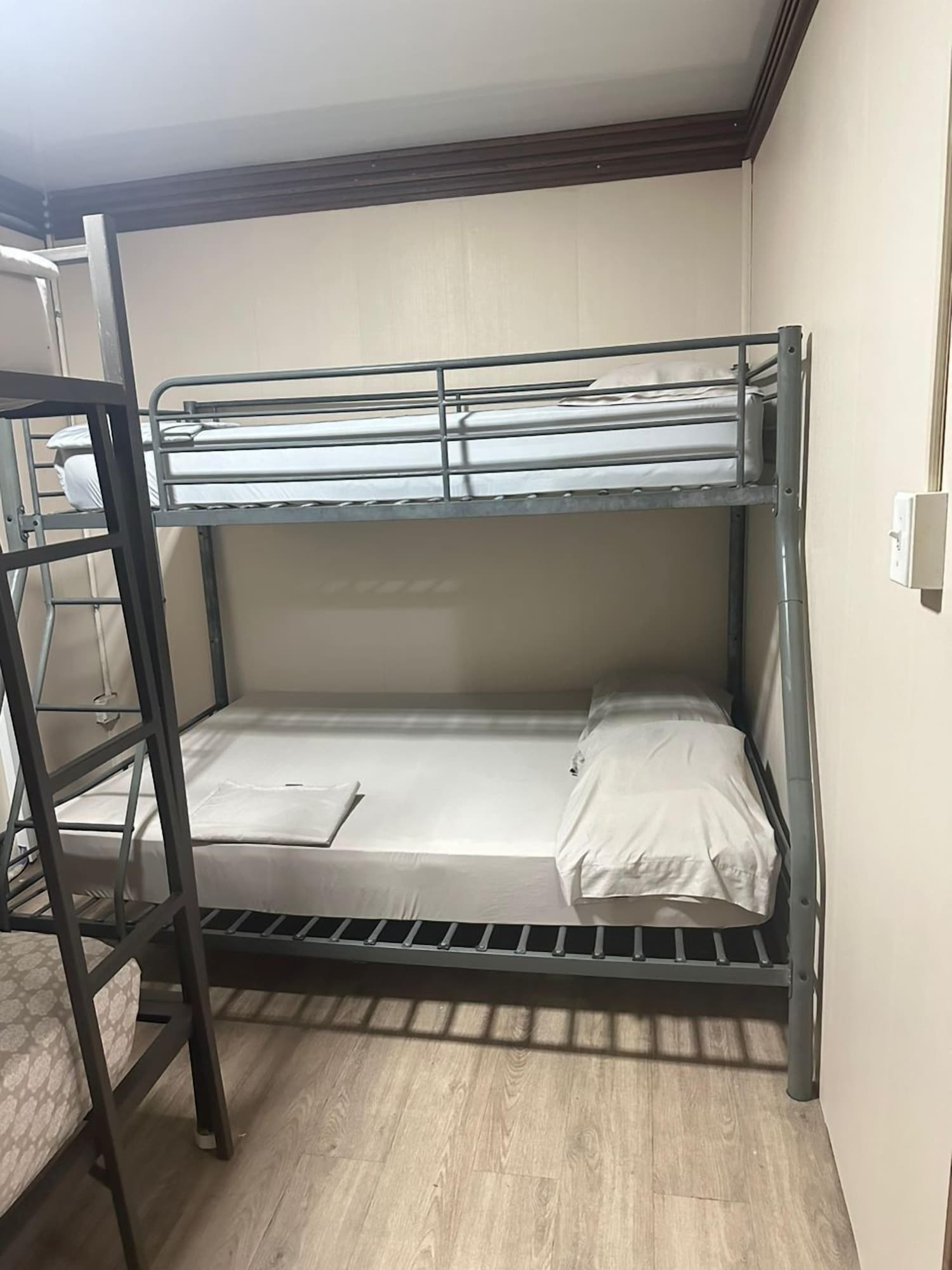 1 BEDROOM, ECONOMY, SINGLE