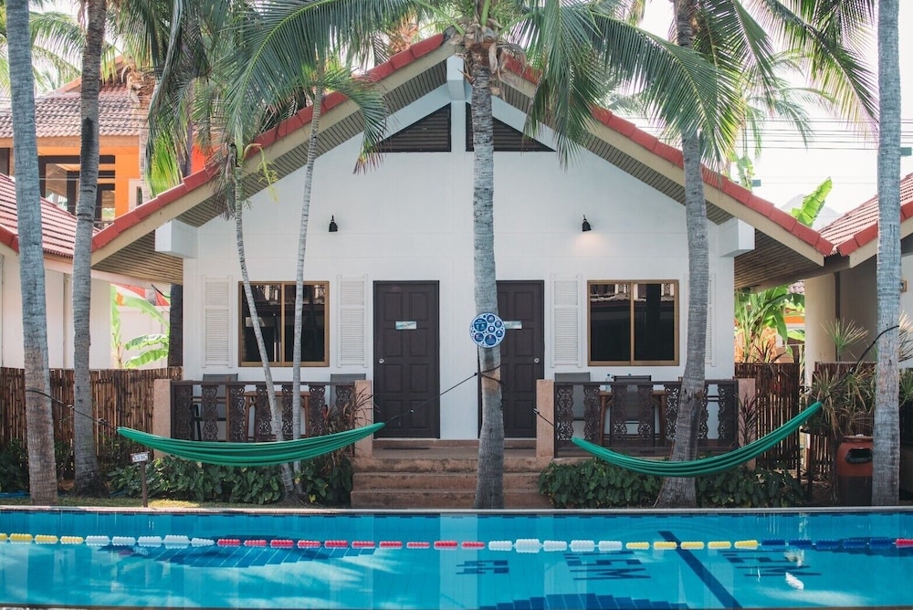 Dolphin Bay Resort in SAM ROI YOT