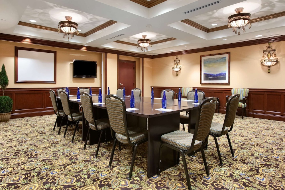 Hampton Inn And Suites Hartford/Farmington 64/76