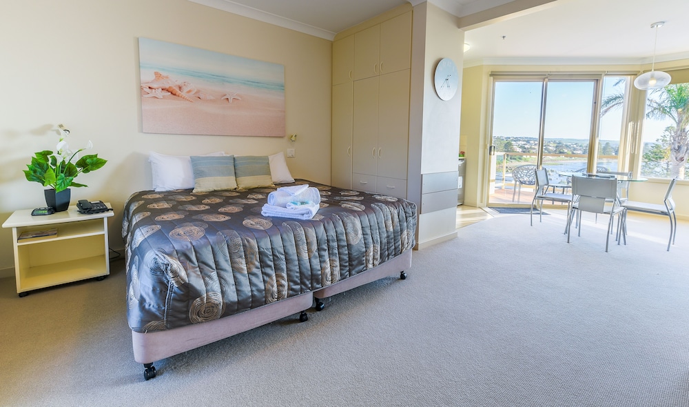 Studio, Queen Bed, Pool and Ocean View