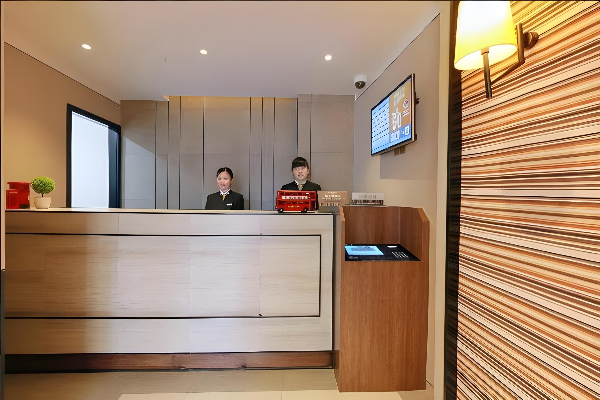 Home Inn Plus (Shanghai Huaihai Road Sinan Road) 9/35