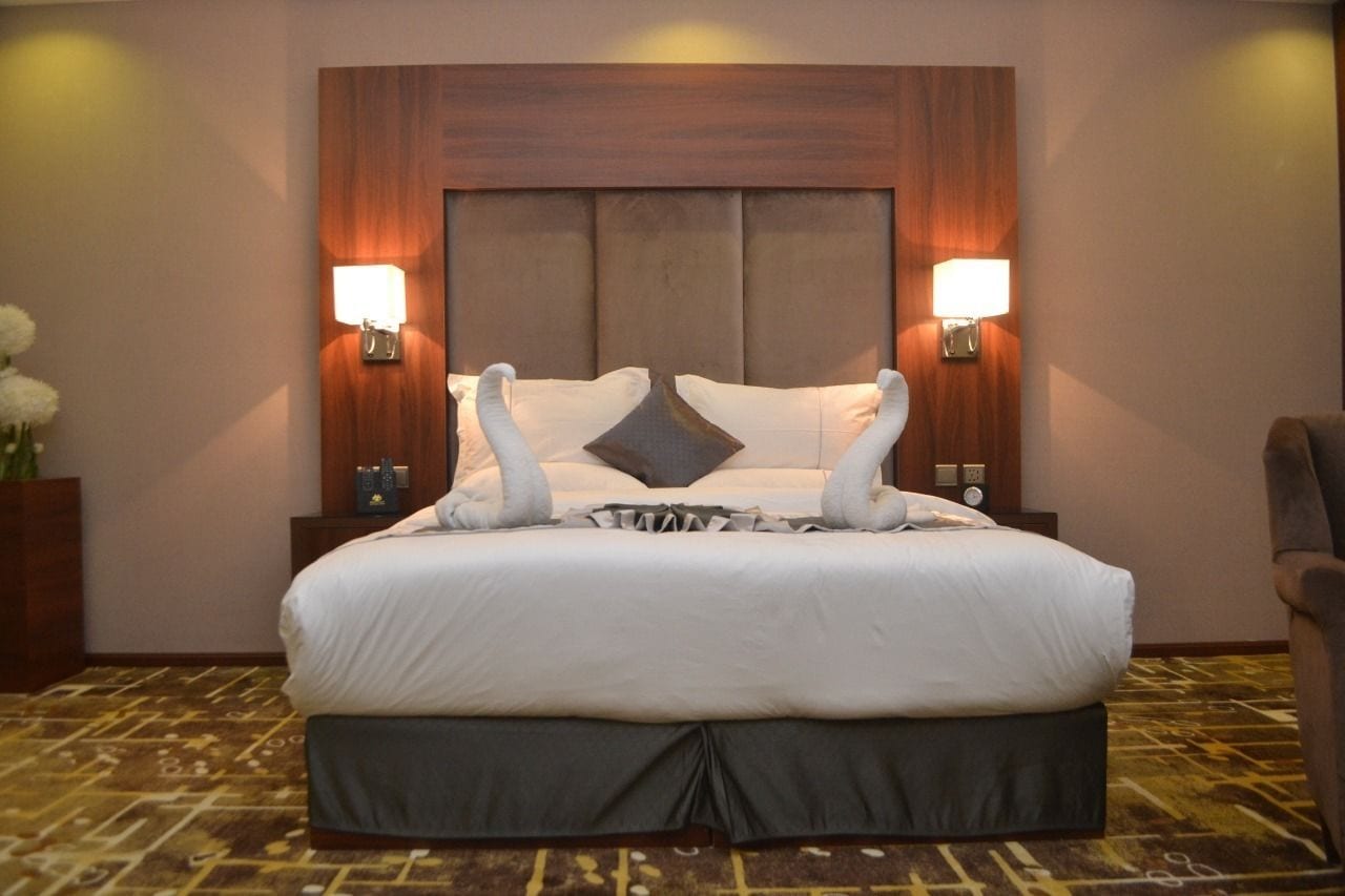 ROOM, DOUBLE BED