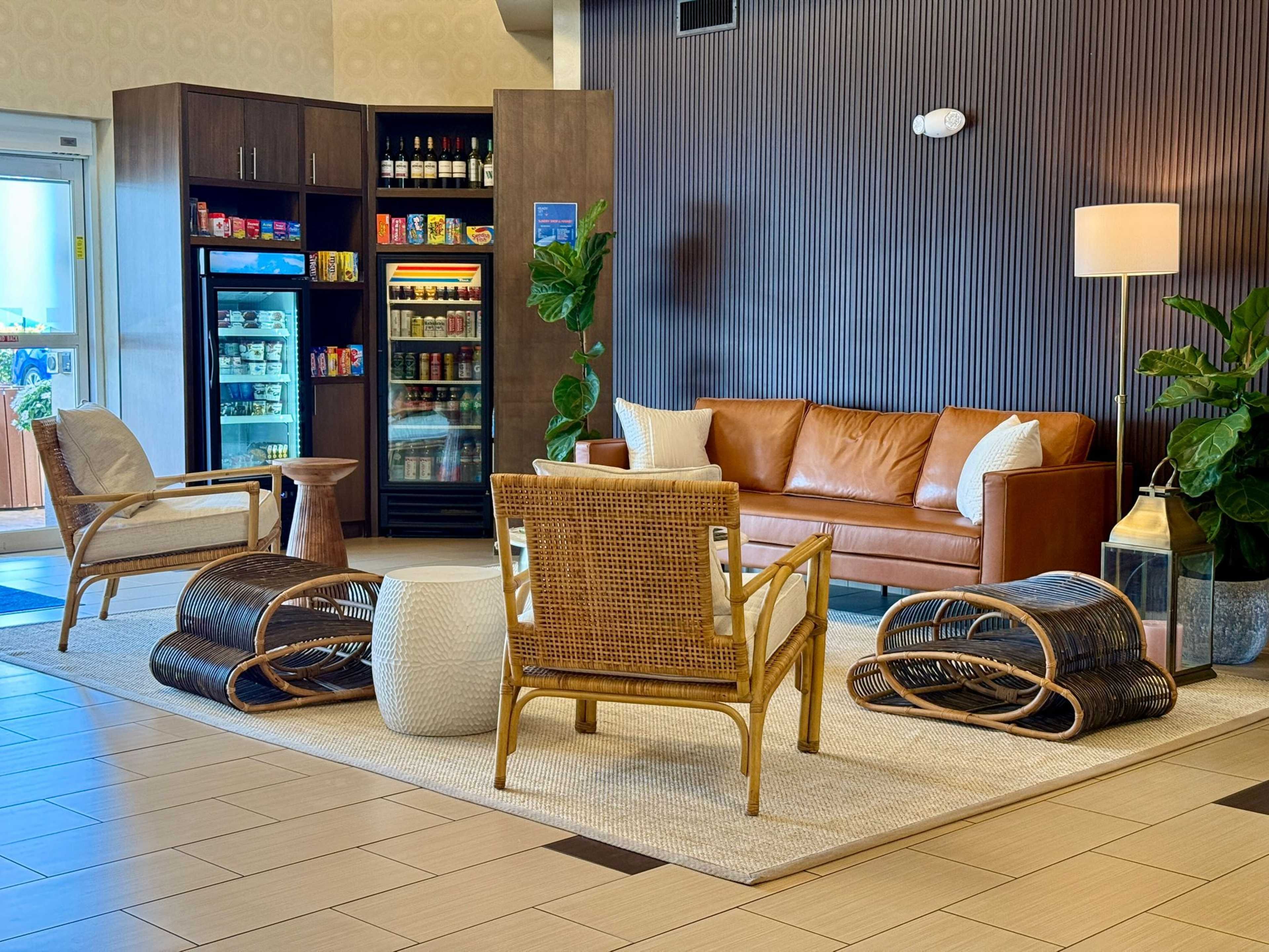 Holiday Inn Express and Suites Naples Downtown 39/64