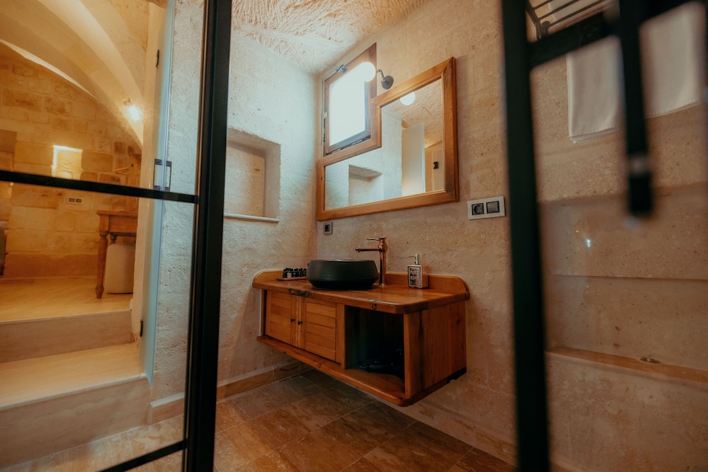 Misty Cave Hotel 48/50