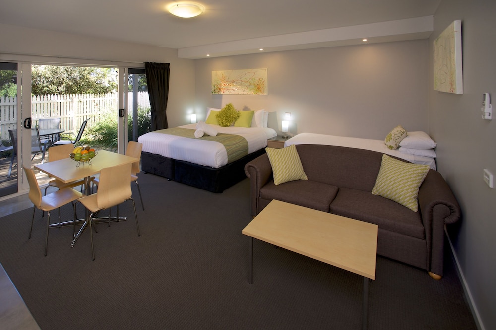 Boathouse Resort Studios & Suites 48/69