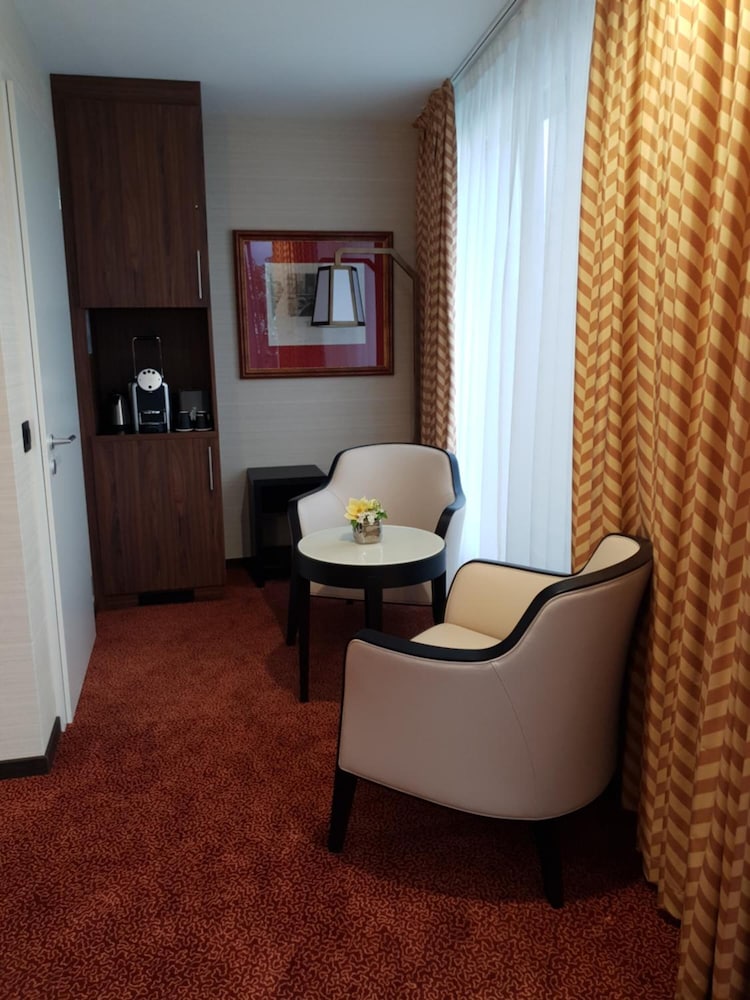 Nash Suites Hotel 32/38