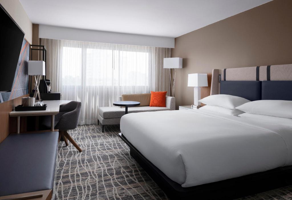 Guest Room, Deluxe, King Bed, Chaise Lounge, High Floor