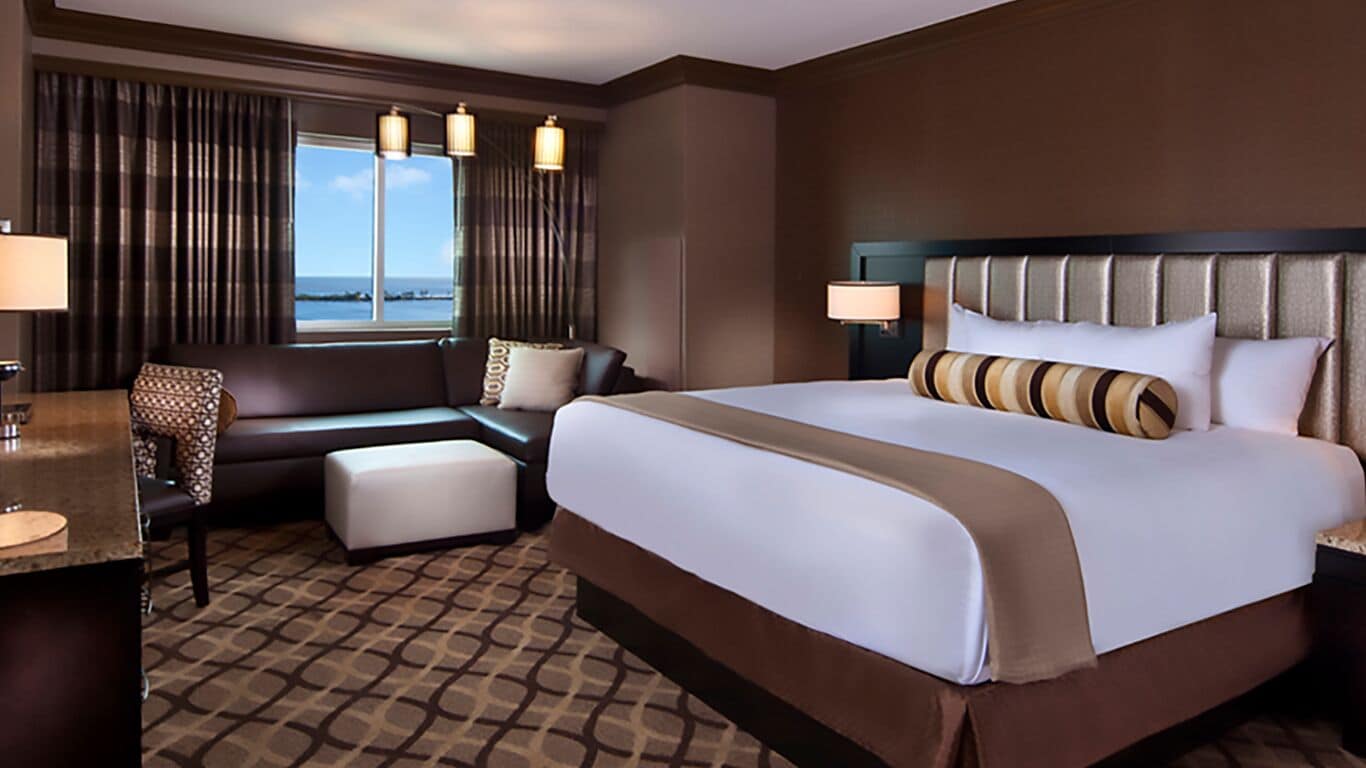 LUXURY, KING BED