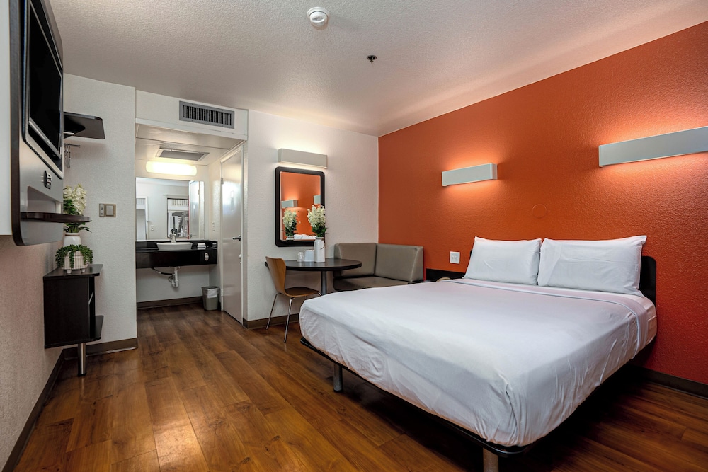 1 Queen Bed Premium, Mini Fridge, Motel6 Carlsbad, CA Beach 4/10