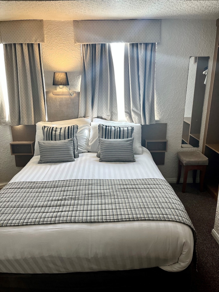 Clifton Court Metro Hotel 14/50