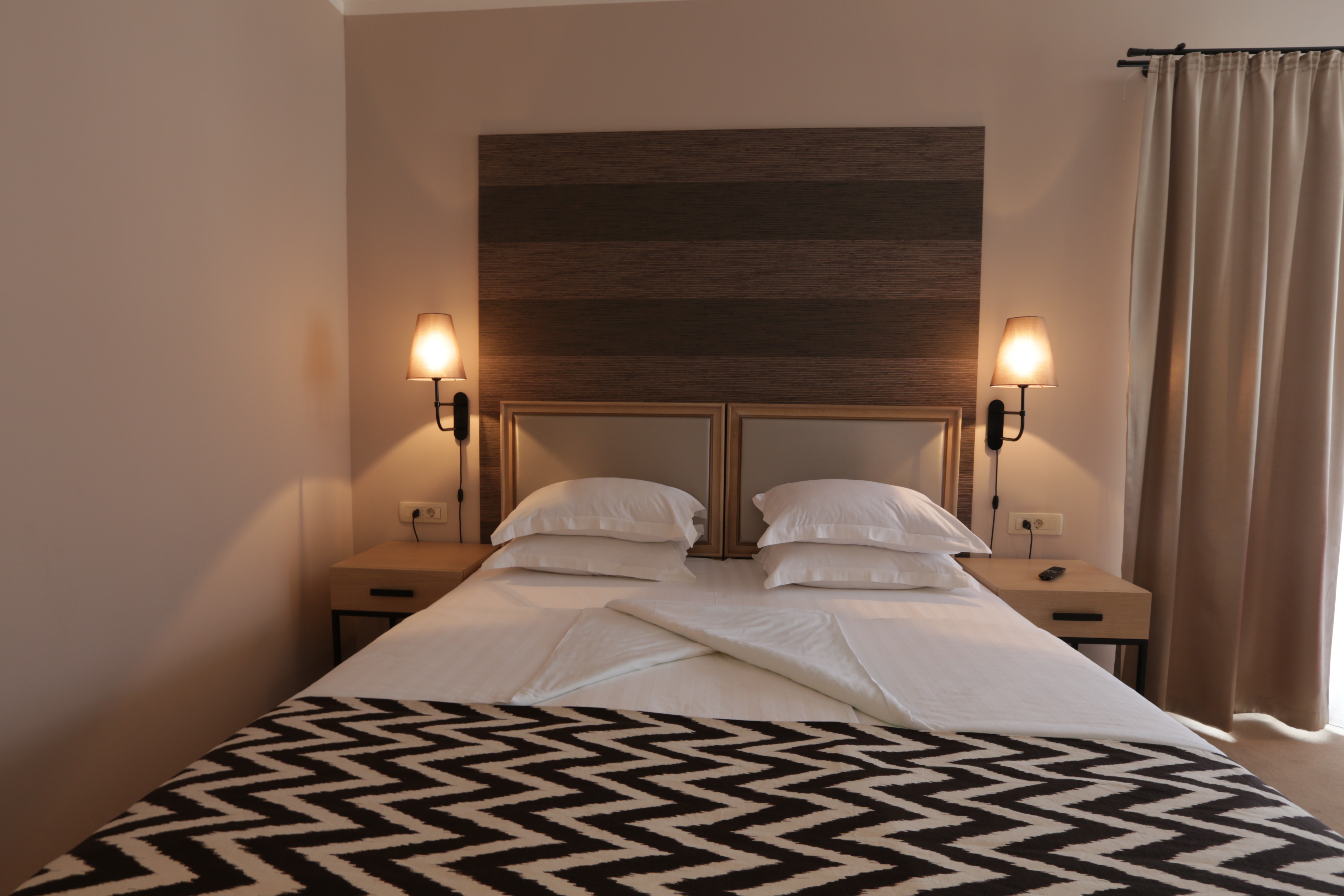 Tara Hotel 26/81