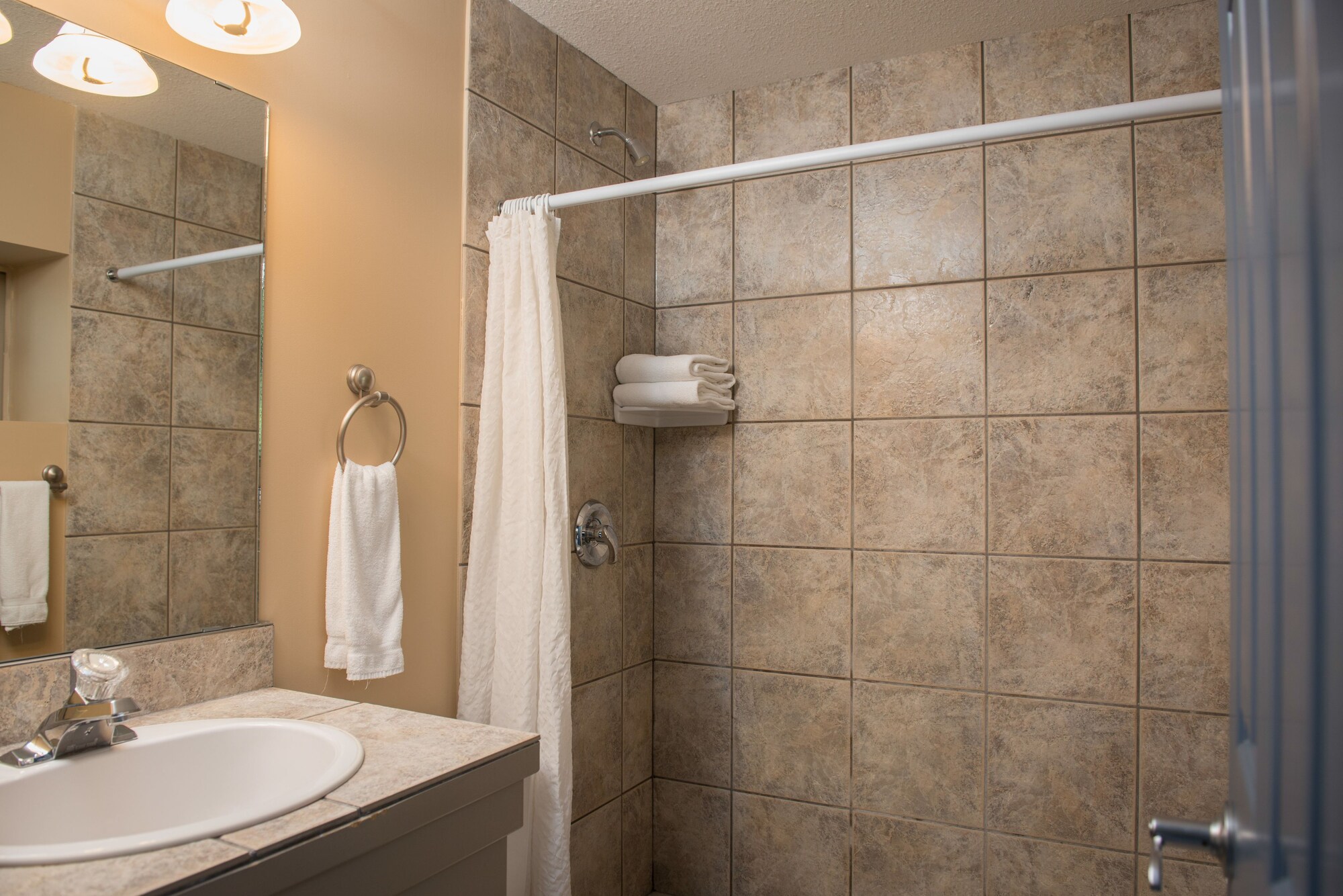 غرفة بسريرين مزدوجين بإطلالة على المسبح، Hilltop Inn Salmon Arm 2/2