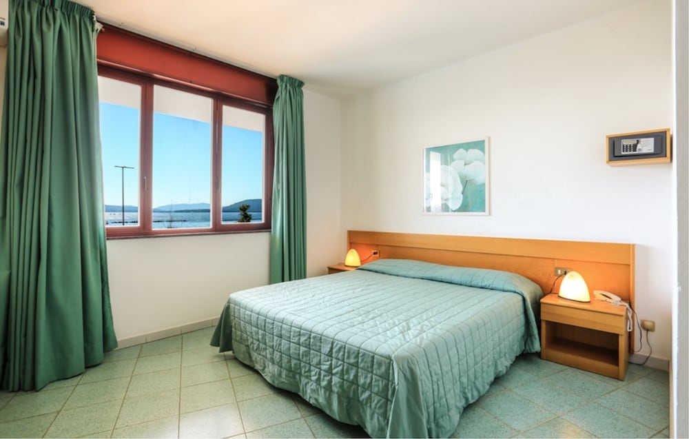 ROOM, DOUBLE BED