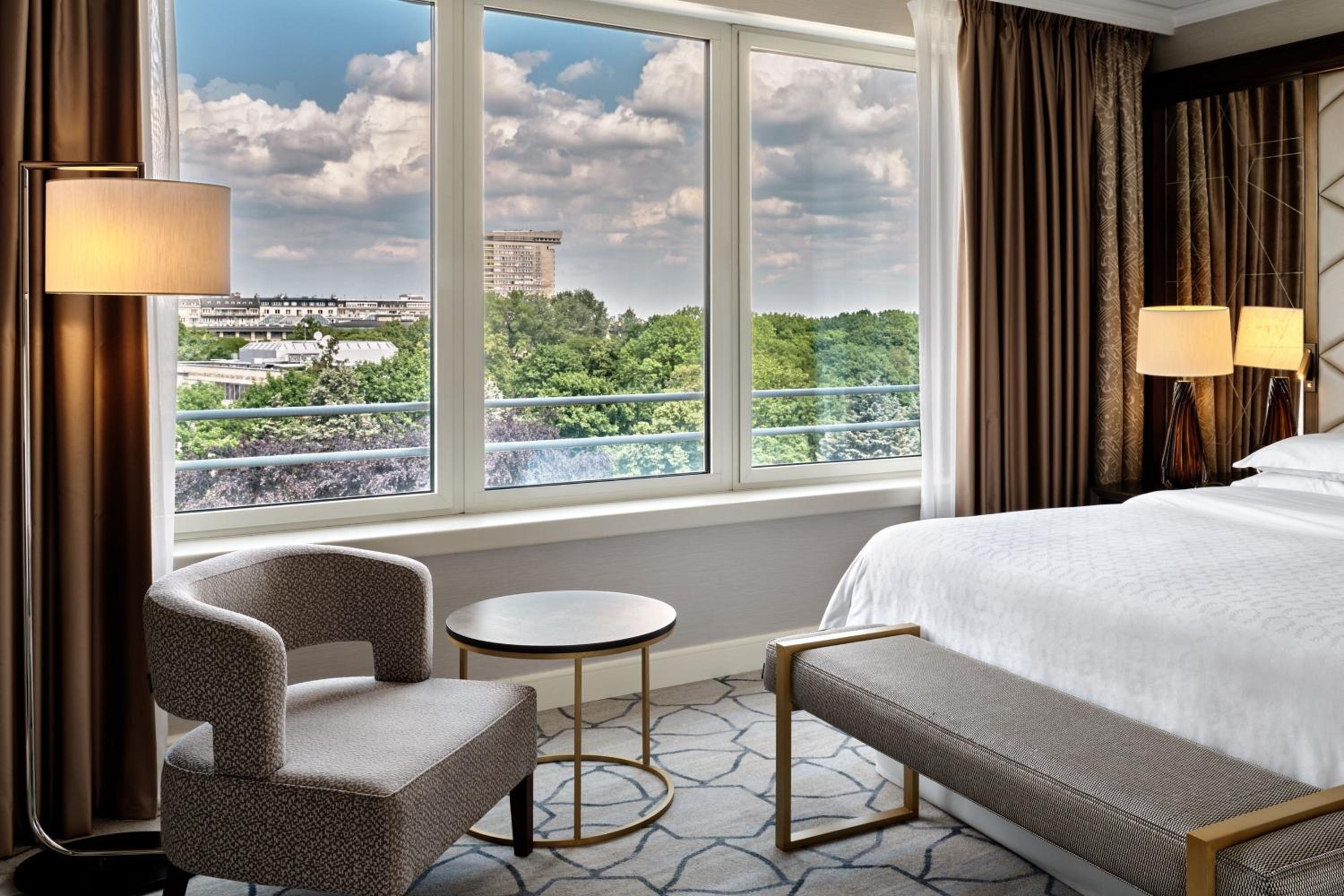 جناح ديلوكس كبير بسرير كينج بغرفة نوم واحدة مع دخول صالة النادي، Sheraton Grand Warsaw 2/3
