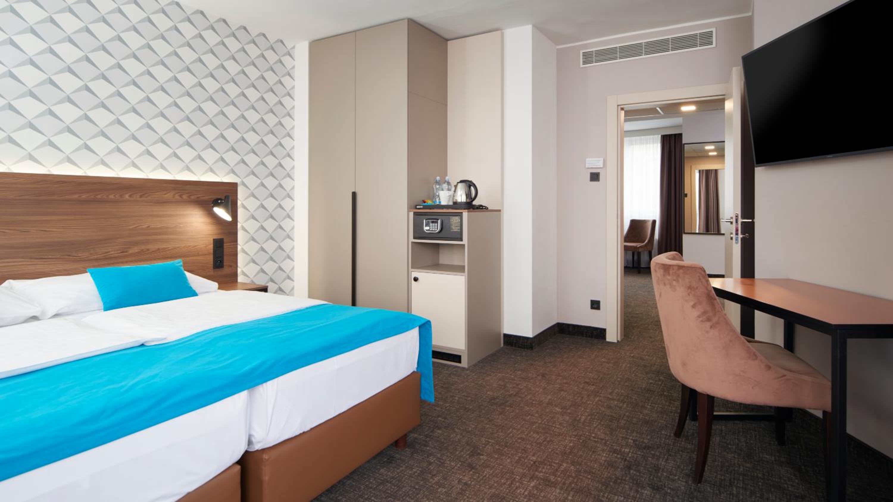 Deluxe, Suite, King Bed, Pool Access