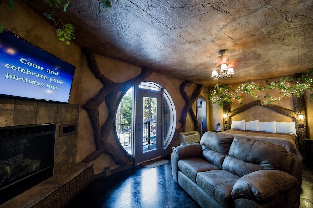 Eureka Springs Treehouses, Hobbit Caves &amp; Castles 14/52