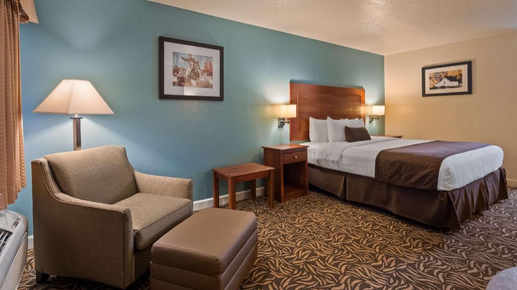 Room, King Bed, Sofa, Bathtub, Smoking, Accessible