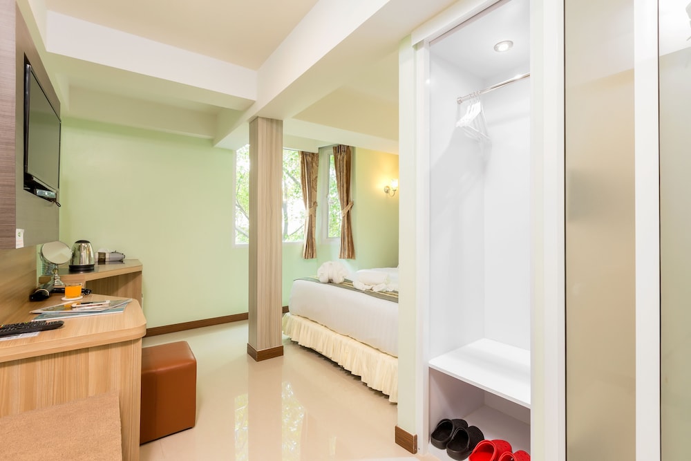 RoomQuest Suvarnabhumi Airport Rom Klao 54/55