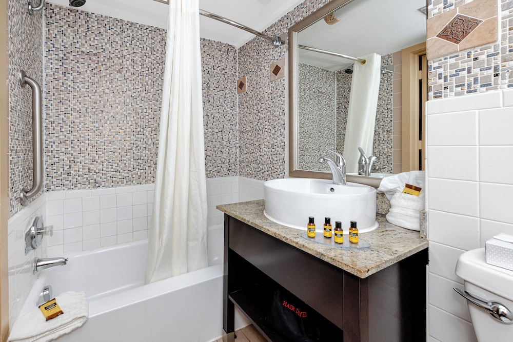 غرفة قياسية بسرير كينج بإطلالة على المرفأ بشرفة، Best Western Plus Yacht Harbor Inn 4/4