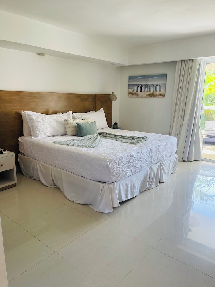 Room, King Bed, Beach View