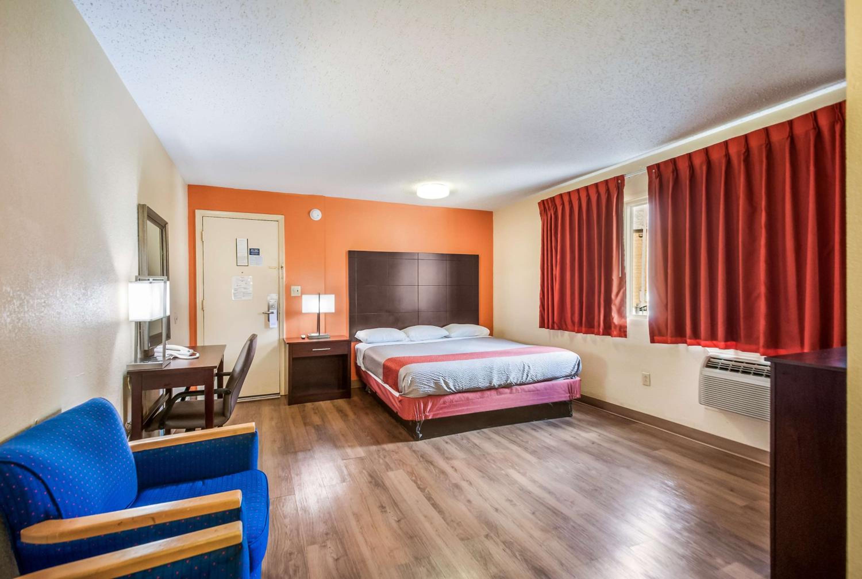ROOM, DOUBLE BED