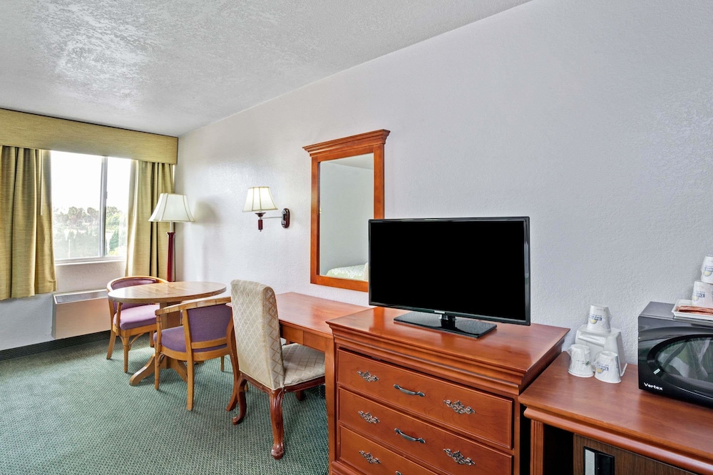 Days Inn & Suites by Wyndham Fullerton 18/26