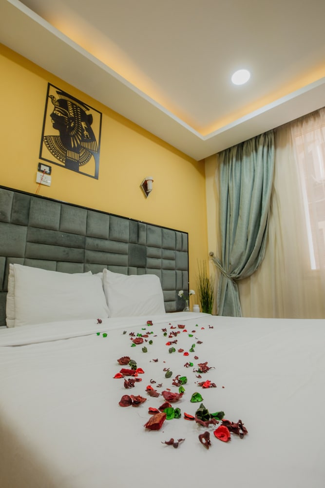 Capital Hotel 35/50