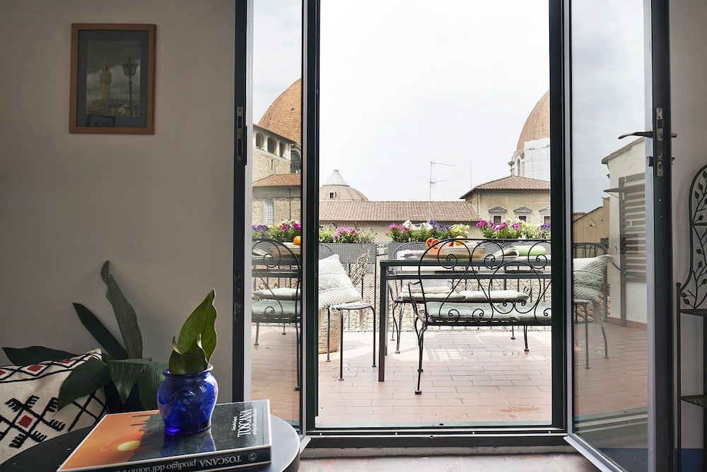 A Few Steps to The Duomo Majestic 5BD Apt 26/29