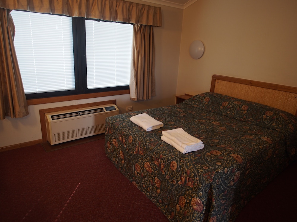 ASCOT MOTOR INN 15/32